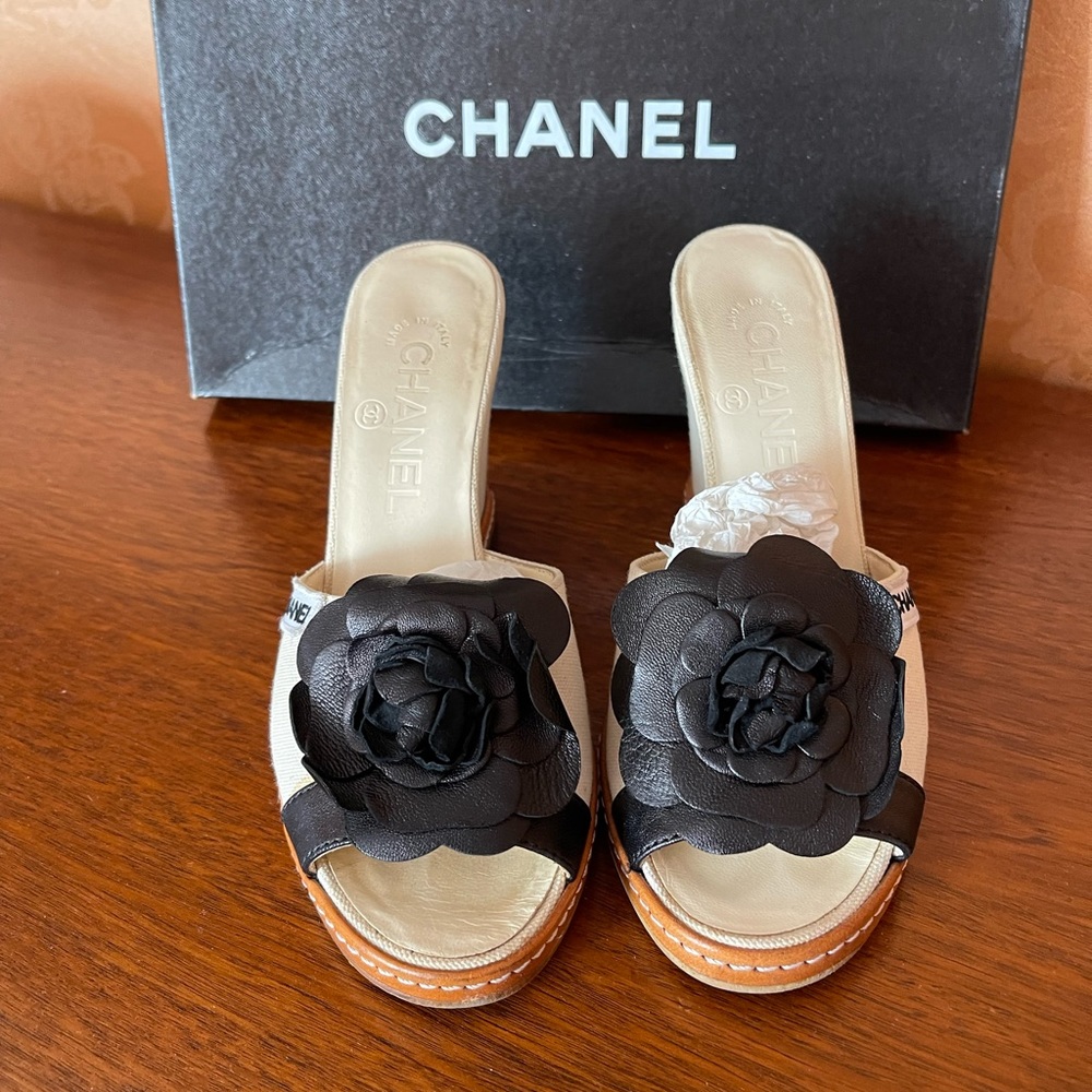 Chanel slides limited edition